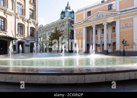 MOSKAU, RUSSLAND - 27. SEPTEMBER 2020: Brunnen auf Birschewaja (Börse) Platz in der Nähe von Gebäuden des Bundesschatzamtes und der Handelskammer Stockfoto