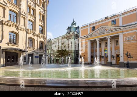 MOSKAU, RUSSLAND - 27. SEPTEMBER 2020: Wasserrubelbrunnen auf dem Birschewaja (Börse) Platz in der Nähe von Gebäuden des Bundesschatzamtes und der Kammer der Gesellschaft Stockfoto
