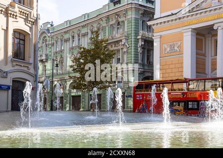 MOSKAU, RUSSLAND - 27. SEPTEMBER 2020: Oberfläche des Wasserbrunnens auf Birschewaja (Börse) Platz in der Nähe von Gebäuden des Bundesschatzamtes und Kammer o Stockfoto