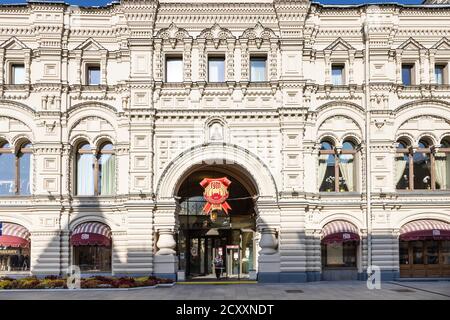 MOSKAU, RUSSLAND - 27. SEPTEMBER 2020: Eingang zum GUM-Kaufhaus in der Iljinka-Straße in Moskau Stadt am sonnigen Septembermorgen. Das Gebäude war BU Stockfoto