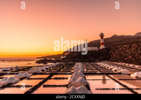 Schöner Sonnenuntergang am Leuchtturm Fuencaliente neben dem Salz Wohnungen auf der Insel La Palma Stockfoto