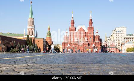 MOSKAU, RUSSLAND - 27. SEPTEMBER 2020: Panoramablick auf den Roten Platz des Kremls mit Touristen und Staatliches Historisches Museum in Moskau Stadt beleuchtet von m Stockfoto