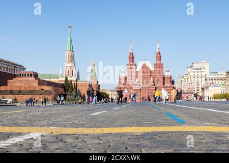 MOSKAU, RUSSLAND - 27. SEPTEMBER 2020: Blick auf den Roten Platz des Kremls mit Touristen, Lenins Mausoleum und Staatliches Historisches Museum in Moskau Stadt illumin Stockfoto