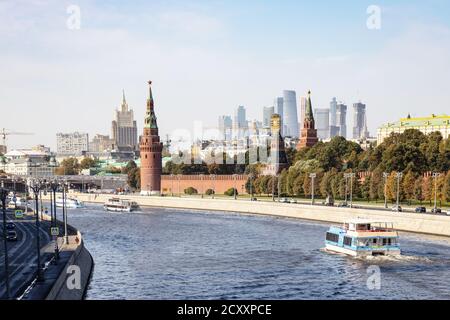 MOSKAU, RUSSLAND - 27. SEPTEMBER 2020: Blick auf Moskau Stadt mit Moskwa Fluss, Kreml, Moskau-Stadt und Wolkenkratzer des Außenministeriums von Bo Stockfoto