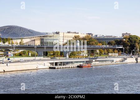 MOSKAU, RUSSLAND - 27. SEPTEMBER 2020: Blick auf die schwimmende Brücke des Landschaftsparks Sarjadje über dem Pier am Moskvoretskaja-Ufer des Flusses Moskwa Stockfoto