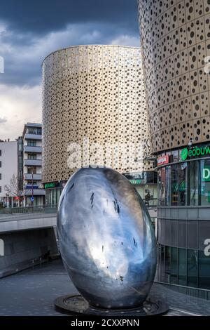 Kielce, Polen, März 2019 große Metalleiskulptur vor Galeria Korona ein modernes Einkaufszentrum mit 150 Geschäften, Fast Food und Café Stockfoto