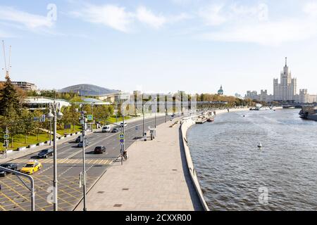MOSKAU, RUSSLAND - 27. SEPTEMBER 2020: Blick über Moskvoretskaya Ufer des Moskwa Flusses in der Nähe von Sarjadje Landschaftspark und Hochhaus auf ho Stockfoto