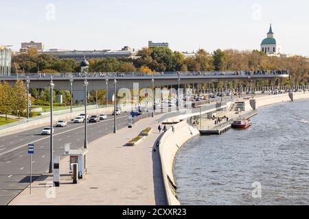 MOSKAU, RUSSLAND - 27. SEPTEMBER 2020: Blick von Bolscho auf die schwimmende Brücke des Landschaftsparks Sarjadje über Moskworetskaja-Ufer des Moskwa-Flusses Stockfoto