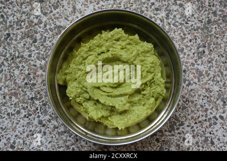 Guacamole ist ein Dip, Aufstrich oder Salat auf Avocado-Basis, der zuerst in Mexiko entwickelt wurde. Es wird in der modernen mexikanischen Küche verwendet. Stockfoto