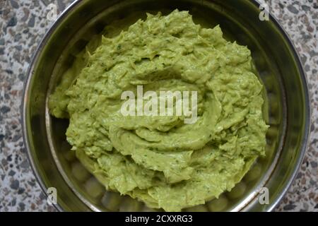 Guacamole ist ein Dip, Aufstrich oder Salat auf Avocado-Basis, der zuerst in Mexiko entwickelt wurde. Es wird in der modernen mexikanischen Küche verwendet. Stockfoto