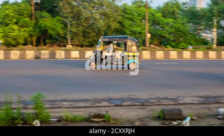 MUMBAI, INDIEN - September 20, 2020 : ein Auto-Rikscha-Fahrer trägt Schutzmaske während Covid-19 Pandemie, berühmte drei Rad öffentlichen Verkehrsmitteln in Stockfoto