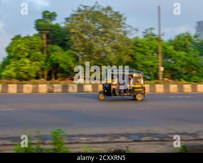 MUMBAI, INDIEN - September 20, 2020 : ein Auto-Rikscha-Fahrer trägt Schutzmaske während Covid-19 Pandemie, berühmte drei Rad öffentlichen Verkehrsmitteln in Stockfoto