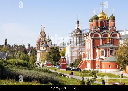 MOSKAU, RUSSLAND - 27. SEPTEMBER 2020: Touristen gehen in Zaryadye Stadtlandschaft öffentlichen Park in der Nähe von Old Tzar Yard auf Varvarka Straße in der Nähe des Kremls auf sonnig Stockfoto
