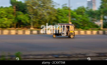 MUMBAI, INDIEN - September 20, 2020 : ein Auto-Rikscha-Fahrer trägt Schutzmaske während Covid-19 Pandemie, berühmte drei Rad öffentlichen Verkehrsmitteln in Stockfoto