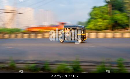 MUMBAI, INDIEN - September 20, 2020 : ein Auto-Rikscha-Fahrer trägt Schutzmaske während Covid-19 Pandemie, berühmte drei Rad öffentlichen Verkehrsmitteln in Stockfoto