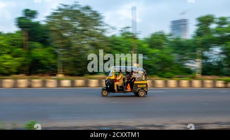 MUMBAI, INDIEN - September 20, 2020 : ein Auto-Rikscha-Fahrer trägt Schutzmaske während Covid-19 Pandemie, berühmte drei Rad öffentlichen Verkehrsmitteln in Stockfoto