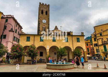 Toller Blick auf den schönen Platz Piazza Giuseppe Garibaldi mit dem Brunnen und die berühmte Kirche San Giovanni Battista mit dem... Stockfoto
