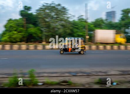 MUMBAI, INDIEN - September 20, 2020 : ein Auto-Rikscha-Fahrer trägt Schutzmaske während Covid-19 Pandemie, berühmte drei Rad öffentlichen Verkehrsmitteln in Stockfoto