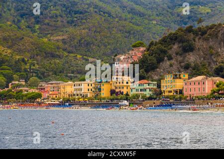 Schöne Panorama-Landschaft Blick vom Meer auf den Strand in Fegina, dem modernen Teil von Monterosso al Mare. Die bunten Gebäude sind typisch für... Stockfoto