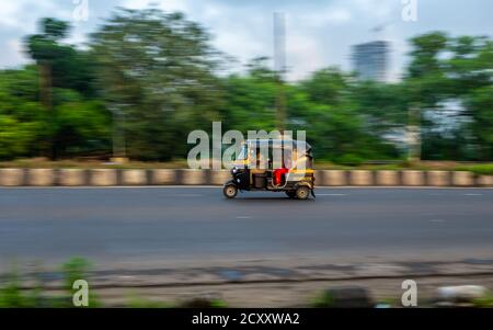 MUMBAI, INDIEN - September 20, 2020 : ein Auto-Rikscha-Fahrer trägt Schutzmaske während Covid-19 Pandemie, berühmte drei Rad öffentlichen Verkehrsmitteln in Stockfoto