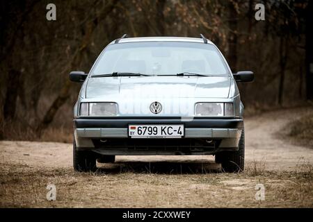 GRODNO, WEISSRUSSLAND - Januar 2018: Volkswagen Passat B3 GT 1.8 Grau Metallic universal selektiver Fokus Vorderansicht mit Außenbereich auf herbstlicher Landstraße Stockfoto