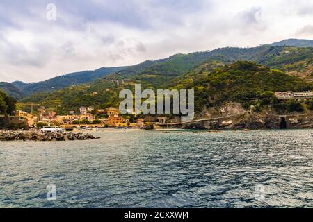 Herrliche Panorama-Landschaft Blick vom Meer, mit Blick auf den Sandstrand, die bunten Gebäude und die Hügel des alten Teils von Monterosso al... Stockfoto