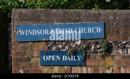 19. September 2020 - Windsor, UK: Schild vor der Windsor Parish Church Stockfoto