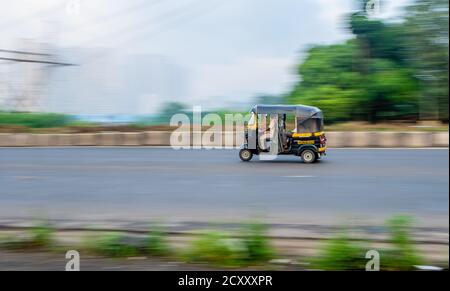 MUMBAI, INDIEN - September 20, 2020 : ein Auto-Rikscha-Fahrer trägt Schutzmaske während Covid-19 Pandemie, berühmte drei Rad öffentlichen Verkehrsmitteln in Stockfoto