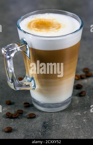 Tasse Cappuccino auf einem Holztisch Stockfoto