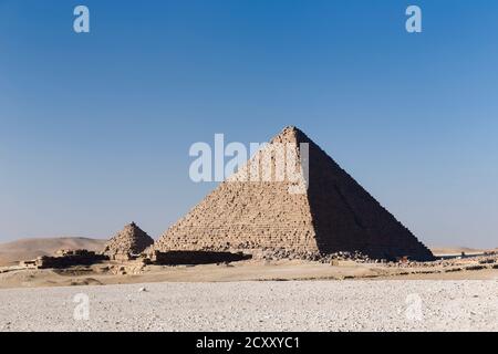 Die Pyramide von Menkaure neben einer der drei Königspyramiden, Giza, Ägypten Stockfoto