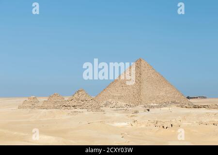 Die Pyramide von Menkaure neben den Pyramiden der Königin, Gizeh, Ägypten Stockfoto