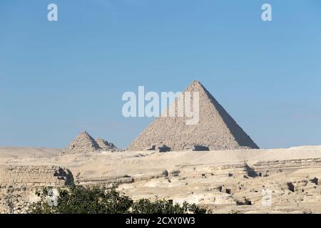 Die Pyramide von Menkaure neben den Pyramiden der Königin, Gizeh, Ägypten Stockfoto