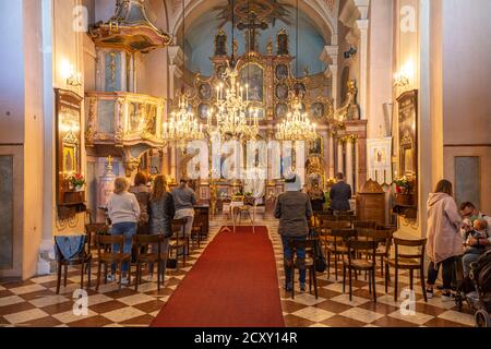 Gottesdienst im Innenraum der griechisch-katholischen Pfarrkirche St. Barbara-Kirche in Wien, Österreich, Europa Gottesdienst in St. Barbara ch Stockfoto