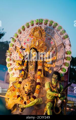 Kolkata, Westbengalen, Indien, Oktober 2019 : Durga Pooja in Kalkutta. Göttin Durga Idol an Puja Karneval. Indische Hindu festliche Feier Zeremonie ein Stockfoto