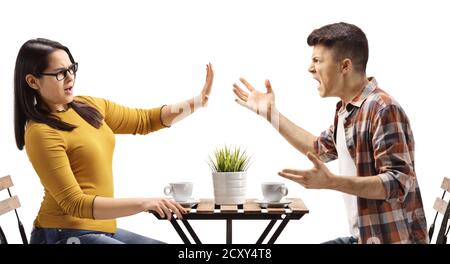 Junger Mann und Frau streiten in einem Café isoliert auf Weißer Hintergrund Stockfoto