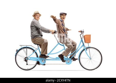 Fröhliche ältere Männer auf einem Tandem-Fahrrad isoliert auf weiß Hintergrund Stockfoto