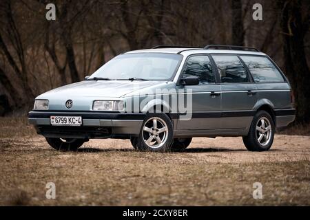 GRODNO, WEISSRUSSLAND - Januar 2018: Volkswagen Passat B3 GT 1.8 Grau Metallic universal selective Focus Front drei vierte Ansicht mit Außenbereich im Herbst Stockfoto