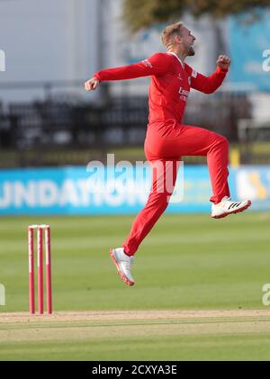 Hove, Großbritannien. Oktober 2020. Liam Livingstone von Lancashire feiert den Sieg des Vitality Blast T20-Matches zwischen Sussex Sharks und Lancashire Lightning auf dem 1. Central County Ground, Hove.Quelle: James Boardman/Alamy Live News Stockfoto