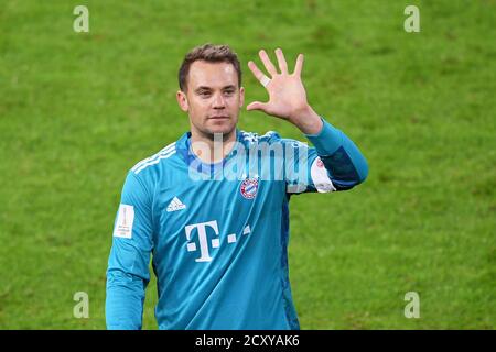 Allianz Arena München Deutschland 30.09.20, Fußball: Deutsches SUPERCUP-FINALE 2020/2021, FC Bayern München (FCB, rot) gegen Borussia Dortmund (BVB, gelb) 3:2 – Torhüter Manuel Neuer (FCB) hält fünf Finger hoch, um die fünf Trophäen und Titel des Teams 2020 abzuspalten Foto: Markus Ulmer/Pressefoto Ulmer/Pool/via Kolvenbach die DFL-Vorschriften verbieten die Verwendung von Fotografien als Bildsequenzen und/oder quasi-Video. Stockfoto