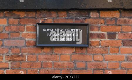 19. September 2020 - Windsor, Großbritannien: Kein Parkschild außerhalb von Royal Mews Stockfoto