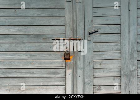 Alte graue Holztür der Scheune oder Garage Stockfoto