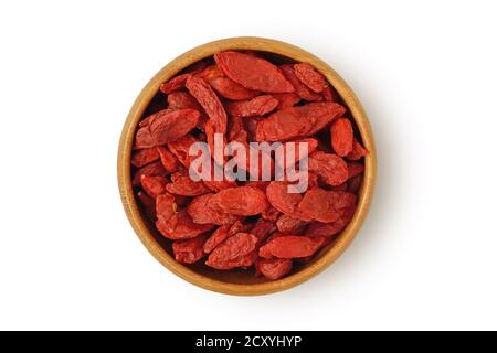 Getrocknete Goji-Beeren in Holzschüssel auf weißem Hintergrund Stockfoto