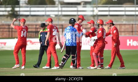 Hove UK 1. Oktober 2020 - Lancashire Lightning feiert ihren Sieg über Sussex-Haie im Cricket-Finale der Vitality Blast T20 zwischen Sussex-Haien und Lancashire Lightning, das hinter verschlossenen Türen im 1. Central County Ground in Hove stattfindet : Credit Simon Dack / Alamy Live News Stockfoto