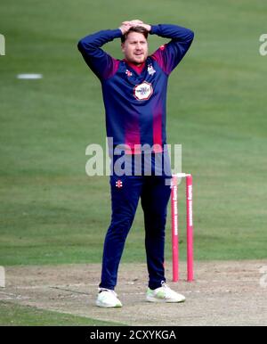 Northamptonshire Steelbacks Kapitän Josh Cobb reagiert nach dem Bowling während des Vitality Blast T20 Quarter Final Match auf dem Bristol County Ground in Bristol. Stockfoto