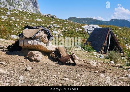 Saddler's temporäre Werkstatt in den Bergen während der Sommer Weidezeit auf Hochlandweiden im Kaukasus, Russland Stockfoto