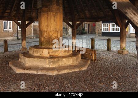 Oakham Butter Cross and Stocks, Oakham, Rutland, Großbritannien. Es war ein mittelalterlicher Marktplatz für Butter, Milch und Eier, Stockfoto