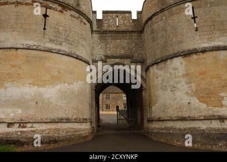 Eingang des Torhauses aus dem 13. Jahrhundert mit zwei D-Türmen zum Rockingham Castle, England, Großbritannien Stockfoto