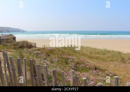 Pointe du Raz und Baie des Trepasses Beach at law Gezeiten in Plogoff Stockfoto