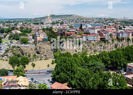 Tiflis, Georgien - 15. Juni 2016: Alte Tiflis, die Häuser der Avlabari Bezirk auf der felsigen Ufer der Kura. Stockfoto