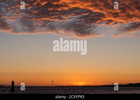 Crow Stone, oder Crowstone, bei Sonnenuntergang in Chalkwell, Southend on Sea, Essex, Großbritannien. Historischer Markierungsstein in der Themse-Mündung in der Abenddämmerung. Querformat Stockfoto